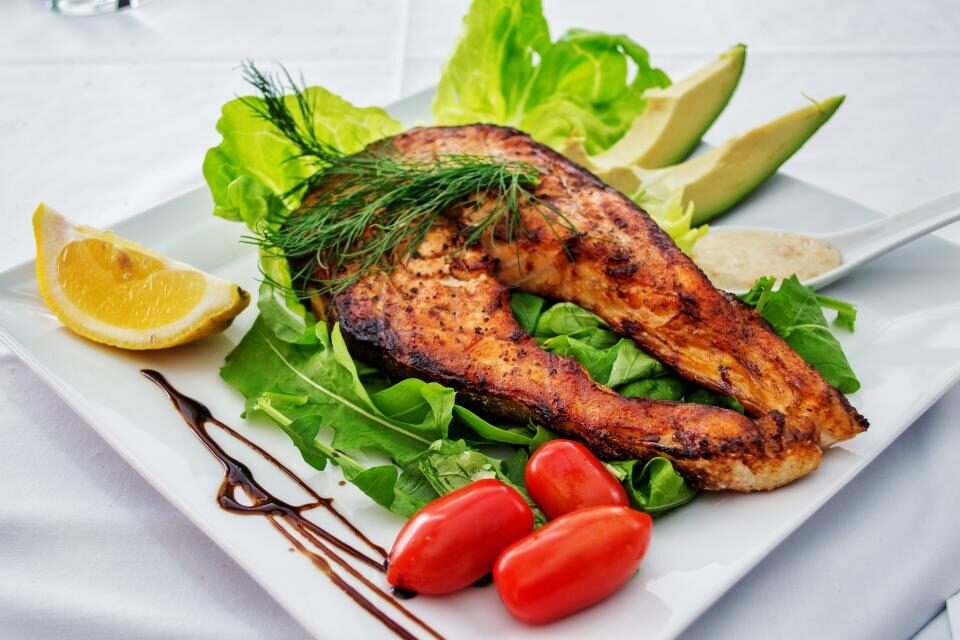 Grilled salmon with greens and lemon
